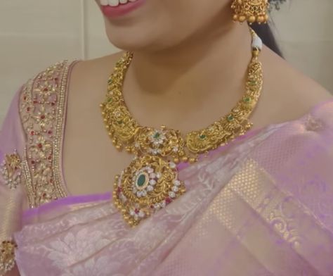 Nakshi Jewellery Bangles, Harams Gold Indian Jewellery Design, Simple Aari Thread Work Blouse Design For Pattu Saree, Nakshi Jewellery Necklaces, Gold Kante Designs, Kante Necklace Designs, Short Haram Designs Gold, Short Gold Necklace Designs, Short Necklace Designs Gold Latest