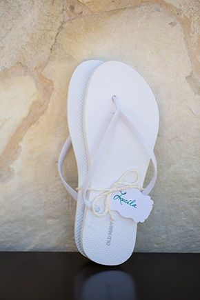 Gift Flip Flop Favors, Beach Wedding Flip Flops, Old Navy Flip Flops, Destination Wedding Ideas, Personalized Flip Flops, Wedding Flip Flops, Elegant Wedding Favors, Bridal Ideas, Brides And Grooms