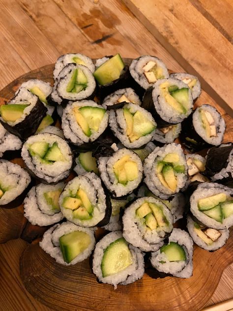 homemade avocado and kappa maki Kappa Maki, Avocado Maki, Avocado Sushi, Work Meals, Healthy Breakfast, Zucchini, Avocado, Snacks, Drinks