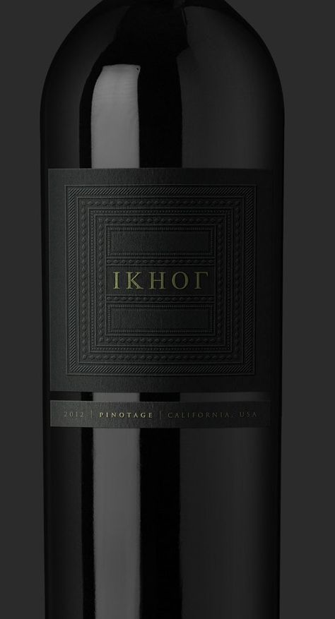 Minimalist black wine label Modern Wine Labels, Black Wine Labels, Wine Label Inspiration, Wine Bottle Label Design, Wine Label Packaging, Negroni Cocktail, Packaging Bottle, Wine Packaging Design, Wine Bottle Design