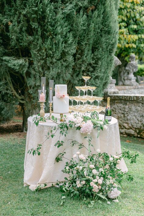 Round Cake Table Decorating Ideas, Cake And Champagne Table, Modern Cake Table, Bridgerton Wedding Cake, Wedding Cake Table Set Up, Modern Wedding Cake Table, Amazing Garden Ideas, Villa Cetinale, Modern Garden Wedding