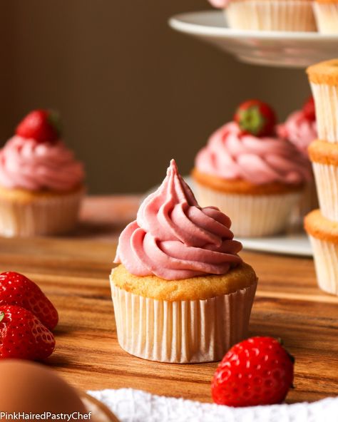 Rhubarb Strawberry Cupcakes Strawberry Rhubarb Cupcakes, Custard French Toast Recipe, Rhubarb Cupcakes, Strawberry Cupcakes Recipe, Raspberry Cakes, Strawberry Rhubarb Compote, Strawberry Cupcake Recipes, Strawberry White Chocolate, Rhubarb Strawberry