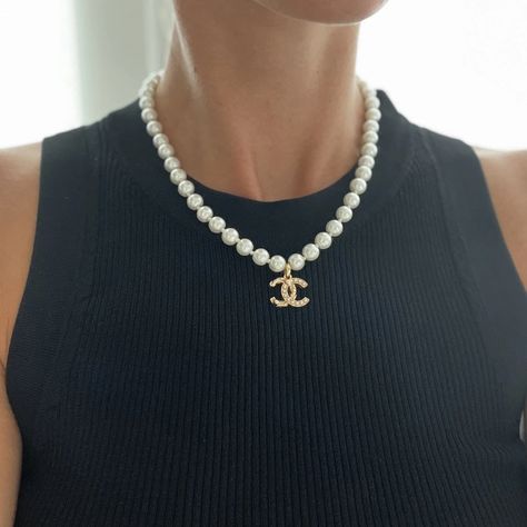 Pearl Necklace Outfit How To Wear, Outfits With Pearl Necklace Casual, Grad Jewelry, Pearl Necklace Aesthetic, Money Accessories, Pearl Necklace Outfit, Chanel Necklaces, Pearl Outfit, Chanel Pearl Necklace