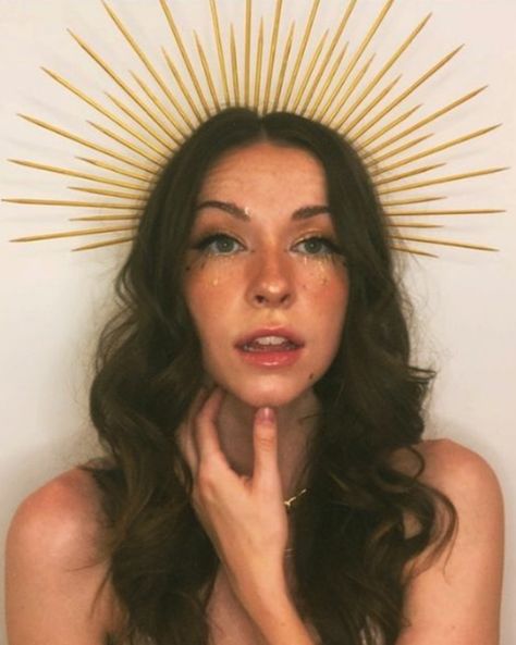 Feel Like Goddess Gold Makeup Looks Diy Sun Goddess Costume, Sun Goddess Cosplay, Sun Makeup Looks Halloween, Gold Goddess Makeup Halloween, Gold Makeup Halloween, Apollo Makeup, Goddess Makeup Halloween, Greek Goddess Makeup Look, Sun Goddess Makeup