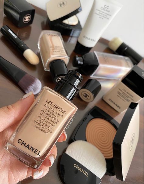 Chanel Foundation Les Beiges, Chanel Les Beiges Foundation, Les Beiges Chanel, Chanel Les Beiges Healthy Glow, Dark Foundation, Cosmetics Aesthetic, Chanel Foundation, Beige Luxury, Glow Lotion