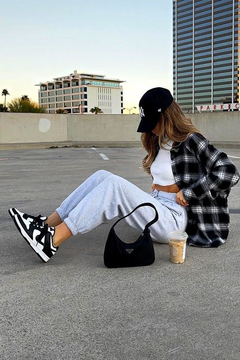 Nike Dunks Outfit Woman Street Styles, Dunk Outfit Women, Comfy Sporty Outfits, Dunk Low Outfit Women, Trendy Sneakers For Women, Nike Dunk Outfit, Dunks Outfit Woman, Dunk Outfits, Chic Outfits Edgy