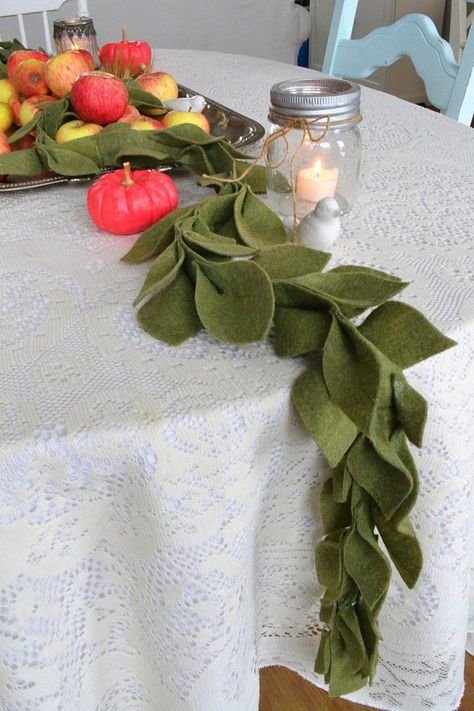 Felt Greenery Diy, Felt Leaf Garland Diy, Felt Wreath Diy Tutorials, Felt Vines, Leaf Garland Diy, Felt Greenery, Garland Diy Christmas, Felt Leaf Garland, Diy Garland Paper