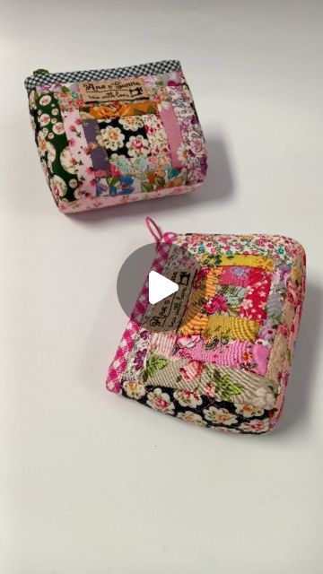 Zip Tutorial, Patchwork Bags Diy, Handmade Fabric Purses, Patchwork Pouch, Mini Zipper Pouch, Drawstring Bag Tutorials, Patchwork Clutch, Planner Pouch, Patchwork Purse