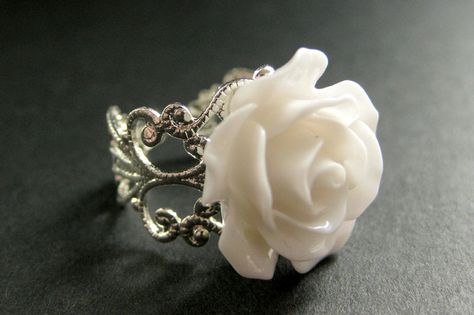 I think i found my replacement flower ring since mine broke. White+Rose+Ring.+Flower+Ring.+Silver+by+StumblingOnSainthood,+$16.00 Black Rose Ring, White Flower Ring, Silver Rose Ring, Polymer Clay Ring, Flower Resin Jewelry, Feminine Jewelry, Ring Flower, Small White Flowers, Rose Ring