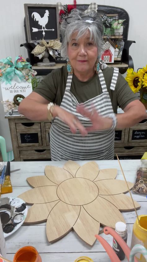 Painted Sunflower On Wood, Sunflower Painted Table Top, Wooden Sunflower Pattern, Wood Sunflowers Diy, Wooden Sunflowers Diy, Sunflower Crafts For Adults, Wood Ideas Projects, Diy Sunflower Decor, Paint A Sunflower