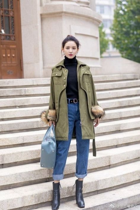 TENDÊNCIAS PARA QUEM TEM QUADRIL LARGO | Blog da Juliana Parisi Blog da Juliana Parisi Military Green Jacket Outfit, Green Military Jacket Outfit, Green Parka Outfit, Parka Outfit Winter, Military Jacket Outfits, Green Jacket Outfit, Parka Outfit, Green Parka, Military Jacket Green