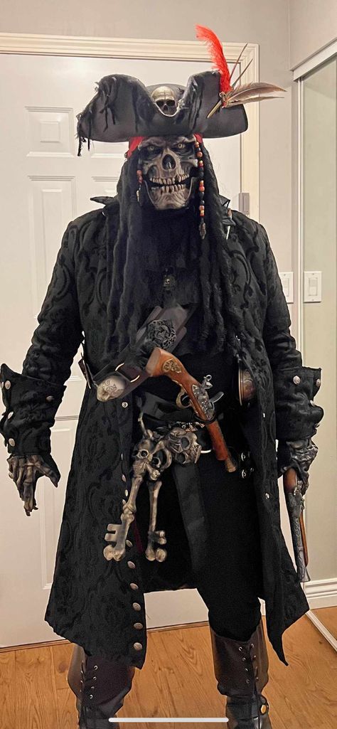 Pirate Diy Costume Mens, Scary Cowboy Costume, Haunted House Costume Ideas, Skeleton Pirate Costume, Pirate Cosplay Men, Pirate Halloween Costumes Men, Pirate Makeup For Men, Scary Pirate Costume, Male Pirate Costume