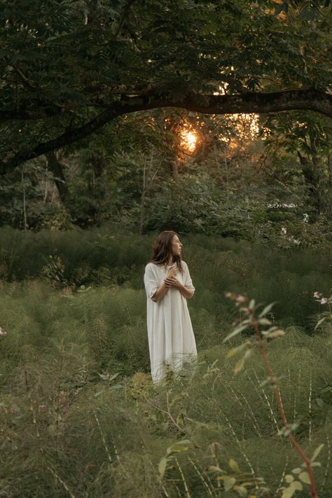 Folk Photoshoot, Ethereal Outfit, Folk Aesthetic, Gillian Stevens, Ethereal Essence, Creative Photoshoot, Creative Photoshoot Ideas, Photography Inspiration Portrait, Portrait Photoshoot