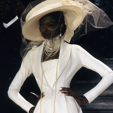 Yvonne Weinmann (@yvisionaerin) • Instagram-Fotos und -Videos Christian Dior Spring 1998 Couture, Dior Spring 1998, Dior 1998, 1998 Couture, Editorial Art, Wardrobe Outfits, Formal Style, Couture Collection, Couture Fashion