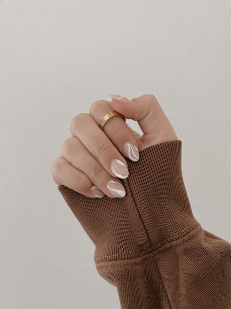 Short Nails With White Design, White Patterned Nails, White Designs On Nails, White Detail Nails, White And Tan Nails, Tan And White Nails, Senior Picture Nails Ideas, White On White Nails, Senior Picture Nails