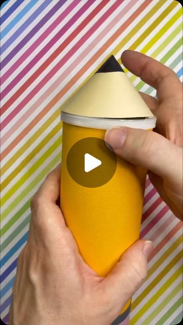 Timm Sevitz on Instagram: "Easy Back To School Art DIY Giant Pencil Craft ✏️

Back to school just got a whole lot more fun with this DIY Giant Pencil craft! All you need is an empty Pringles can (or any long round can), construction paper or cardstock, scissors, tape, and a marker to create a playful pencil that’s perfect for getting kids excited about the new school year!

Whether you’re a teacher looking to add some flair to your classroom, a parent wanting a creative way to wrap a gift for your favorite art teacher, or just someone who loves fun crafts, this project is quick, easy, and oh-so-cute! This would be a fun craft activity to get kids excited about going back to school!

#backtoschool #easycrafts #diycraft #craftymoms #kidsactivities" Diy Giant Pencil, Diy Pringles Can Crafts, Pringles Can Ideas Diy, Pencil Craft, Piggy Bank Diy, Giant Pencil, Wrap A Gift, Pencil Crafts, Marker Crafts