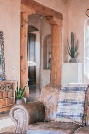 Santa Fe Style Decor Living Room, Santa Fe Style Interiors, Mexican Hacienda Decor Living Room, Santa Fe Kitchen Decor, Rustic Southwestern Home Decor, Santa Fe Style Bathroom, Mexican Interior Design Bedroom, Arizona Style Decor, Santa Fe Style Bedroom