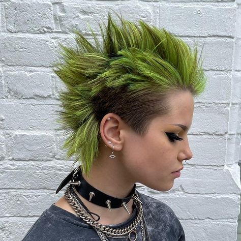 United by Short Hair on Instagram: “Faux Hawk in Anarchy Green ❎🔪🤘⁣⁣⠀ by ⁣⁣⠀ Cut: @oli_openhairdressing Color: @tomfordhair ⋆ ⁣⁣⠀ #unitedbyshorthair ⁣⁣⠀⁣⁣⠀ ⋆ ⁣⁣⠀ ⋆ ⁣⁣⠀⁣⁣⠀ ⋆…” Girl Haircuts Medium, Drawing Purple, Haircuts Medium Length, Highlights Hairstyles, Androgynous Haircut, Haircuts Medium, Shaved Hairstyles, Hairstyles Girl, Faux Hawk Hairstyles