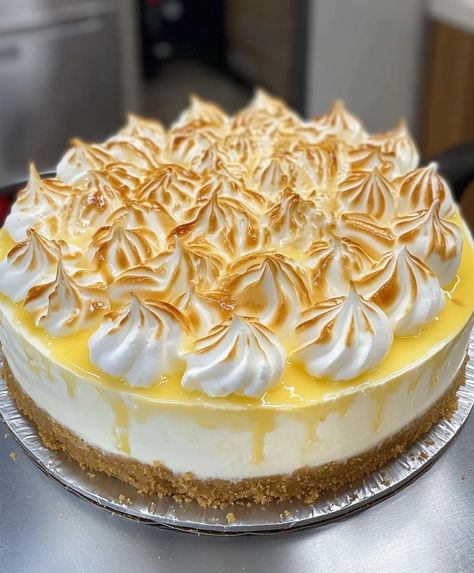 Perfect Lemon Meringue Pie, Lemon Cheesecake With Meringue, Healthy Lemon Meringue Pie, Lemon Meringue Pie Photography, Lemon Merginue Pie, Lemon Biscuits, Lemon Meringue Cheesecake, Baked Meringue, No Bake Lemon Cheesecake