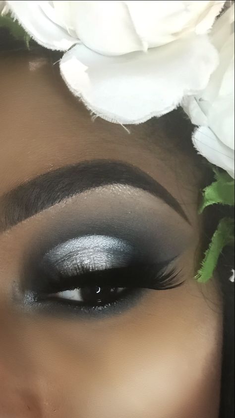 Eye Makeup Smokey Natural, Black And White Smokey Eye, Gray Makeup Looks Black Women, Gray Makeup Looks, Gray Eyeshadow Looks, Grey Makeup Looks, Grey Eyeshadow Looks, Silver Smokey Eye Makeup, Grey Eye Shadow