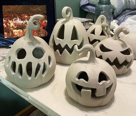 Pinch Pot Pumpkins, Clay Pumpkin Ideas, Ceramic Pumpkins Ideas, Pumpkin Ceramic Ideas, Ceramic Pumpkins Pottery, Diy Clay Halloween, Clay Crafts Halloween, Clay Halloween Decorations, Fall Pottery Ideas