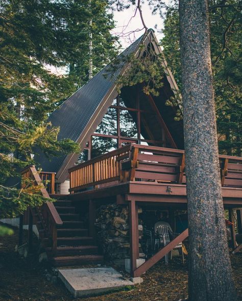 A Cabin In The Woods, A Frame Cabins, Wooden Cabin, A Frame House Plans, Casa Country, A Frame Cabin, A Frame House, A Cabin, Tiny House Cabin