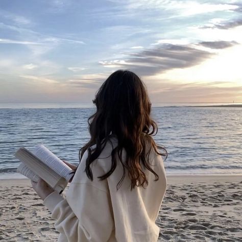 Brunette Aesthetic, Brunette Girl, Beach Reading, Beauty Photos, Jolie Photo, Summer Dream, Lightroom Mobile, Travel Fashion, Photo Filter