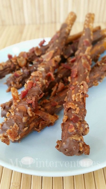 Chocolate and Bacon Covered Pretzels ~ Use good quality chocolate to make these.. not those candy melts!! Bacon Desserts, Salty Desserts, Chocolate Bacon, Salty Treats, Bacon Lover, Covered Pretzels, Think Food, Snacks Für Party, Bacon Recipes