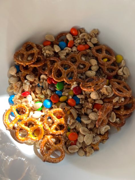 Granola pretzels m&ms trail mix Trail Mix Diy, Trail Mix Aesthetic, Popcorn Trail Mix, Trail Mix Popcorn, Fall Trail Mix Ideas Nut Free, Trail Mix With Dried Fruit, Trail Mix With Kix Cereal, Homemade Trail Mix, Trail Mix