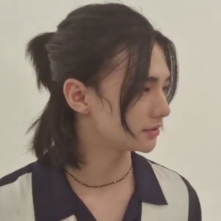 Hyunjin Long Hair Ponytail, Hyunjin Hair Styles, Hyunjin Hairstyle Long, Hyunjin With Ponytail, Man Ponytail Hairstyles, Hyunjin Hairstyle Mullet, Men With Ponytails, Hyunjin Ponytail, Hyunjin Hairstyle