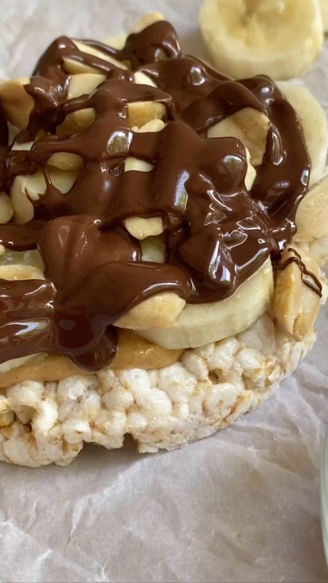 Snickers Rice Cake, Healthy Food High Protein, Ricecakes Snacks, Rice Cake Dessert Ideas, Rice Cake Ideas, Rice Cake Snacks, Sun Butter, Chocolate Almond Butter, Rice Cake Recipes