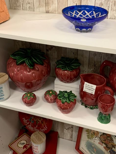 Ceramics Aesthetic, Strawberry Kitchen, Kitchen Things, Cute Kitchen, Dream House Decor, Aesthetic Vintage, Kitchen Stuff, Dream Home Design, Strawberry Shortcake