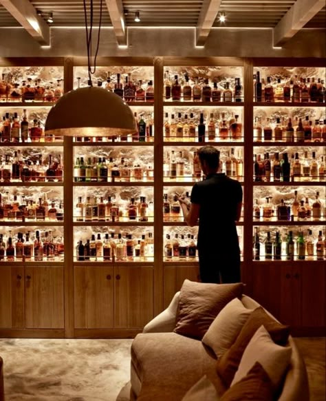 Modern Whiskey Bar, Tiny Bar Interior Design, Bar Design Ideas Home Modern, Amazing Home Bars, Home Speakeasy Bar Diy, Whisky Room Man Caves, Whisky Room Ideas, Home Speakeasy Bar Modern, Whiskey Room Lighting