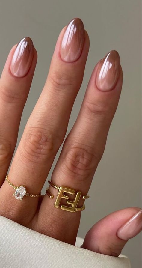 Narrow Almond Nails, Sade Nails Art, Neutral Gold Nails, Neutral Abstract Nails, Sade Nails, Wedding Guest Nails Ideas Classy, Spa Van, Nails 2025, Ombre Chrome Nails