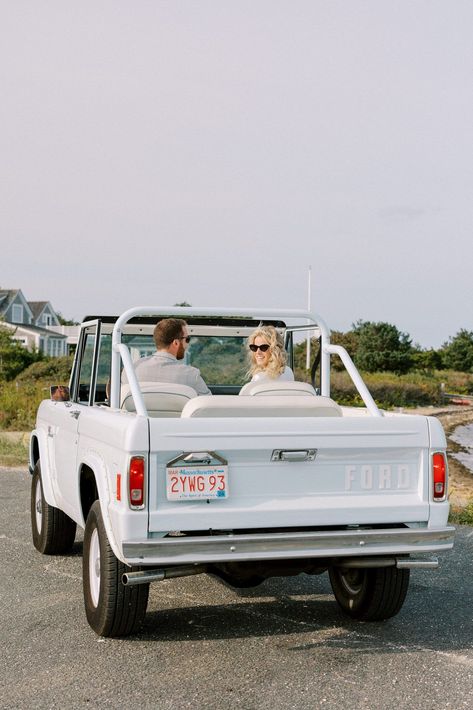 Couple portraits driving a blue Ford bronco on Martha's Vineyard before rehearsal dinner in Edgartown. By Halie, Boston and New England Wedding Photographer. Nantucket Inspired Wedding, Preppy Wedding Aesthetic, New England Backyard Wedding, Classic New England Wedding, Marthas Vineyard Wedding Aesthetic, Belle Mer Wedding Newport, Martha's Vineyard Wedding, Maine Coastal Wedding, Coastal Grandmother Aesthetic Wedding