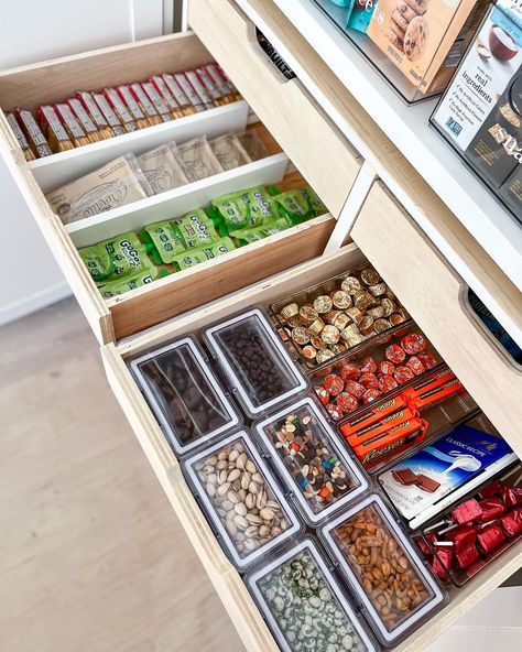 Snack Drawer Organization, Snack Drawer, Pantry Layout, Ocd Organization, Snack Organizer, Pantry Organisation, Drawer Organization, House Organisation, Small Kitchen Storage