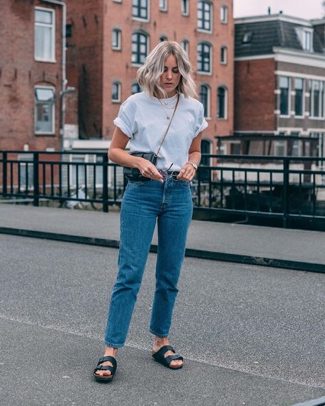 Jeans And Birkenstocks Outfits, Birkenstocks Outfits, Casual Chique Stijl, Minimalist Moda, Mama Jeans, Birkenstock Outfit, Mom Jeans Outfit, Skandinavian Fashion, Mum Fashion