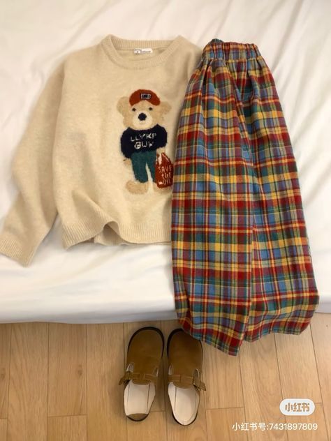 Comfy Pajamas Aesthetic Winter, Summer To Autumn Outfits, Flannel Pajama Pants Outfit, Comfy Vintage Outfit, Fall Pajamas Aesthetic, Comfycore Aesthetic, Cozy Pants Outfit, Cozy Clothes Aesthetic, Cozycore Outfit