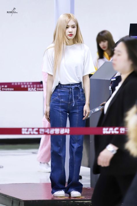 Rose Airport Fashion, Rose Airport, Korean Airport Fashion, Mode Ulzzang, Fashion Idol, Rose Fashion, Korean Casual Outfits, Airport Fashion, Kpop Fashion Outfits