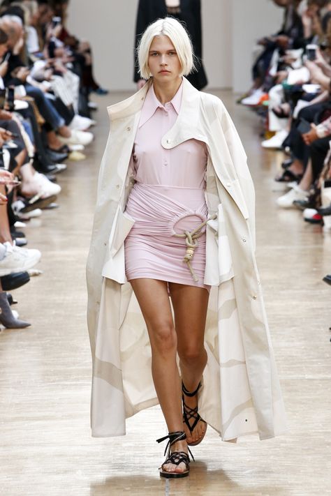 Ports 1961 Spring 2019 Ready-to-Wear Fashion Show Collection: See the complete Ports 1961 Spring 2019 Ready-to-Wear collection. Look 28 Summer Runway, Ports 1961, London Summer, Summer 19, Vogue Uk, Runway Collection, Fashion Show Collection, Couture Fashion, Spring Summer Fashion