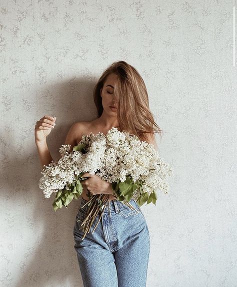 Express Emotions, Studio Photoshoot Ideas, The Language Of Flowers, Beautiful Photoshoot Ideas, Spring Photoshoot, Flower Photoshoot, Studio Photography Poses, Creative Photoshoot Ideas, Shotting Photo