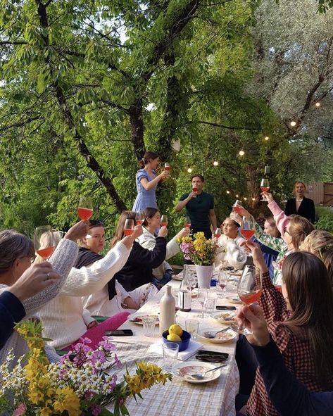 Summer Dinner Party Aesthetic Friends, Dinner Party With Friends Aesthetic, Lots Of Friends Aesthetic, Natural Wine Aesthetic, Dinner Parties With Friends, Friends Gathering Aesthetic, Friend Dinner Party, Family Gathering Aesthetic, Dinner With Friends Aesthetic