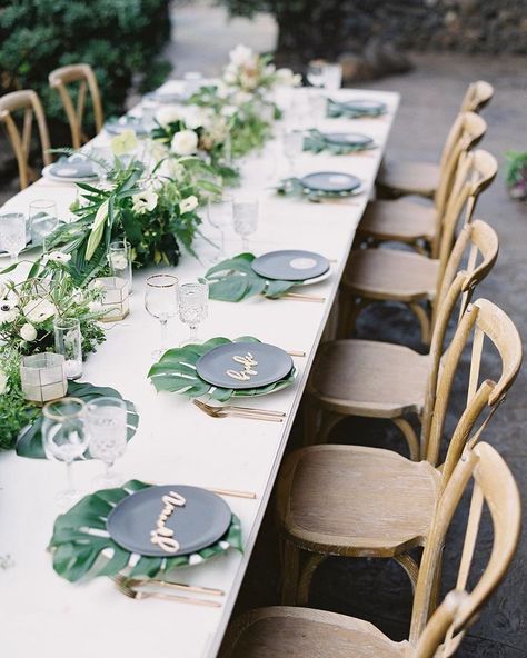 Monstera leaf chargers + flower centerpiece greenery + gold accents = tropical luxurious wedding table - flowers by Teresa Sena Design (photo by Dmitri & Sandra Photography  + table setting via Set Maui) #entertain Beach Wedding Decorations Reception, Tropical Wedding Decor, Tropical Wedding Inspiration, Wedding Place Settings, Wedding Table Flowers, Beach Wedding Decorations, Hawaiian Wedding, Maui Weddings, Modern Tropical