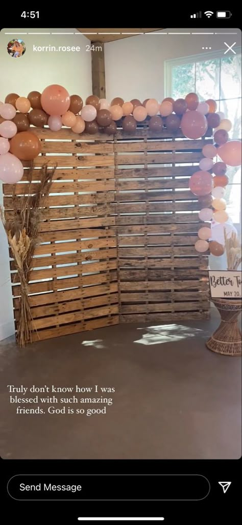 Pallet And Balloon Backdrop, Pink And Brown Graduation Party, Boho Birthday Party Backdrop, Graduation Party Ideas Modern, Cute Graduation Party Ideas Decorations, Grad Party Ideas Table Decor, Senior Reception Ideas, Balloon Arch With Pallets, Graduating Party Ideas