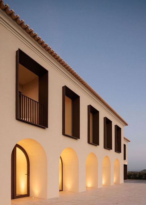 Hotel Facade Design, Mediterranean Architecture Modern, Spanish Buildings, Modern Mediterranean Architecture, Contemporary Mediterranean House, Renovation Facade, Spanish Style Architecture, Hotel Facade, مركز ثقافي