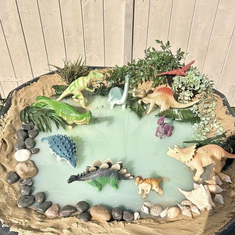 Dinosaur Small World, Different Dinosaurs, Tuff Tray Ideas Toddlers, Summer Crafts For Toddlers, Diy Sensory Board, Toddler Sensory Bins, Dinosaur Birthday Party Invitations, Dinosaur Play, Easy Toddler Activities