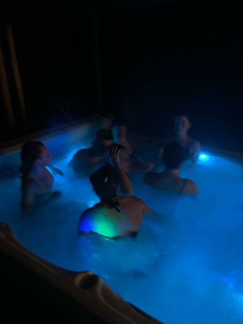 Jacuzzi With Friends, Hot Tub Party Aesthetic, Jacuzzi Party, Hot Tub Party, 22 Birthday, Pijama Party, Party With Friends, Picture Editing, 18th Bday