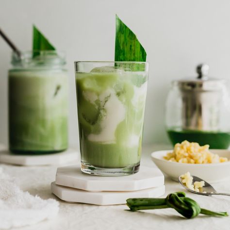 Pandan Coconut Milk Tea is a creamy blended drink of jasmine tea, yellow mung beans and coconut milk flavored with pandan leaves. Avocado Milk Tea, Pandan Milk Tea, Pandan Drink Recipe, Pandan Tea, Pandan Drink, Menu Beverage, Coconut Milk Drinks, Coconut Milk Tea, Indonesian Dishes