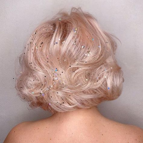 20 Hair Glitter Ideas to Steal the Spotlight of Any Party Glitter Curly Hair, Short Fairy Hair, Hair Glitter Ideas, Glitter Hair Strands, Creativity Block, Glitter Ideas, Glitter Hair Spray, Glitter Roots, Fantasy Au