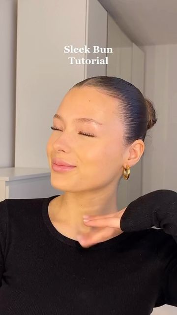 Sara 🤍 on Instagram: "Sleek Bun Tutorial 💗 #sleekbun #hairstyle #sleekponytail #bellahadidstyle #bellahadid #reels" Clean Bun, Sleek Bun Hairstyles, Slick Ponytail, Hair Bun Tutorial, Sleek Bun, Bun Tutorial, Greasy Hair Hairstyles, Slicked Back Hair, Slick Hairstyles